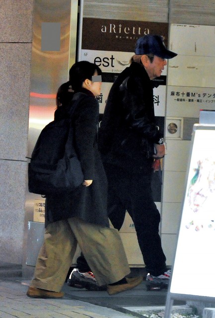 志村けん　麻布十番で美女